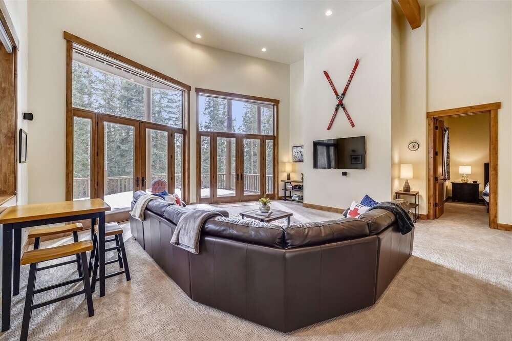 Goldenview Lodge 5 Bedroom Home by RedAwning