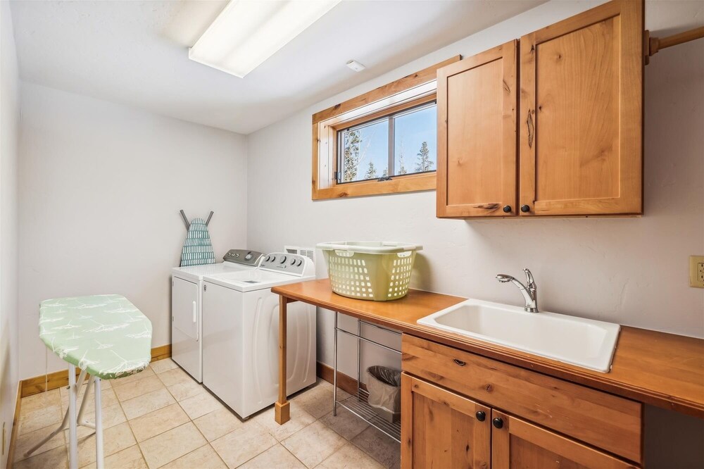 Lone Hand Lodge 4 Bedroom Home by RedAwning