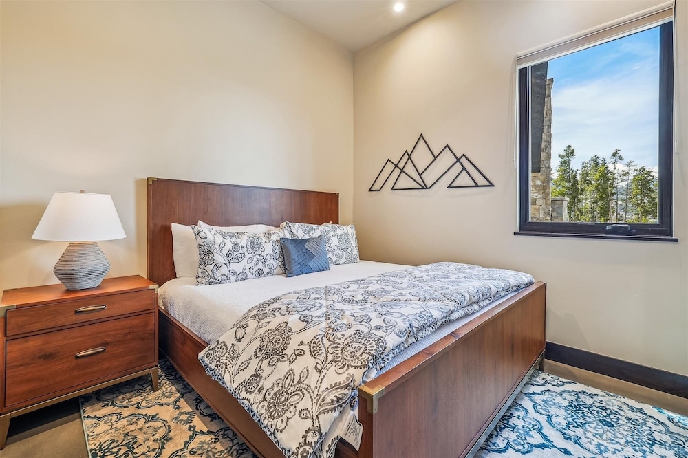 The Crowne Summit 6 Bedroom Home