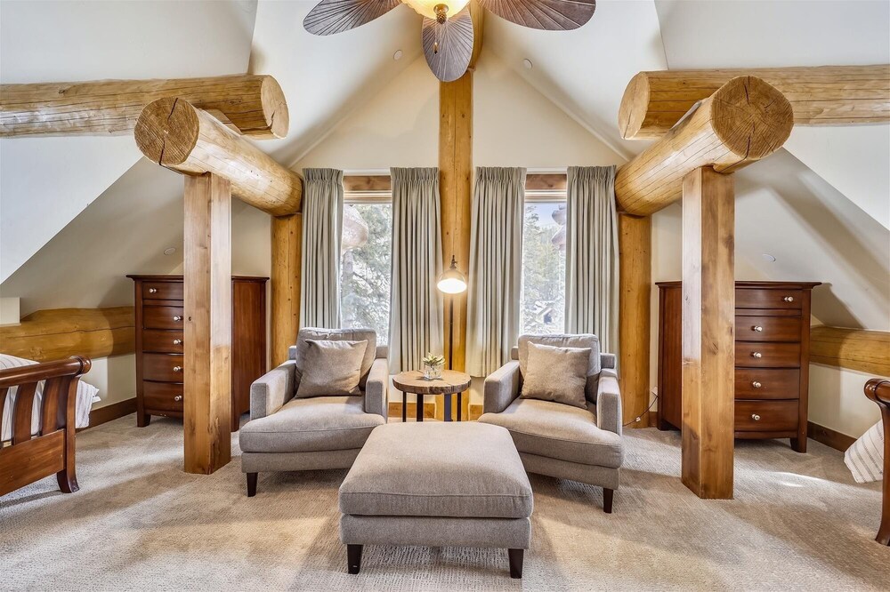 Goldenview Lodge 5 Bedroom Home by RedAwning