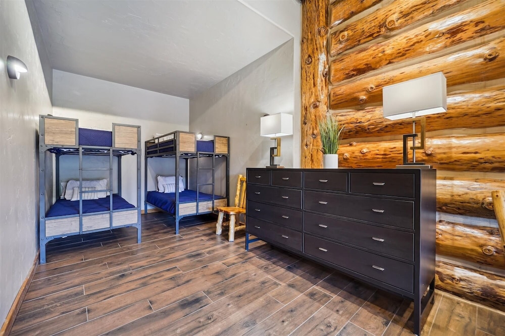 Modern Log Cabin 5 Bedroom Home by RedAwning