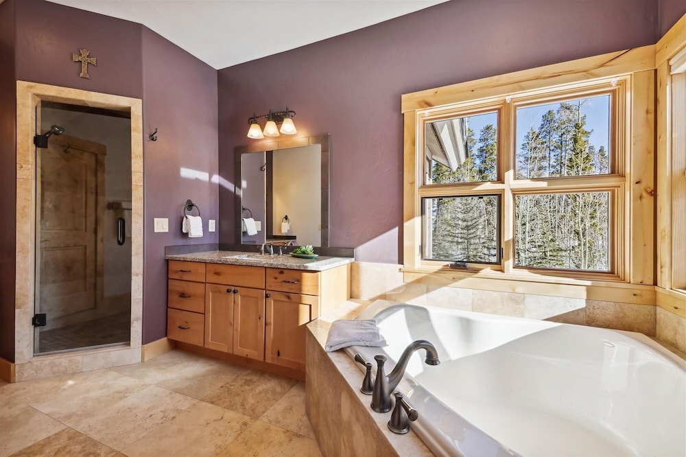 Lone Hand Lodge 4 Bedroom Home by RedAwning