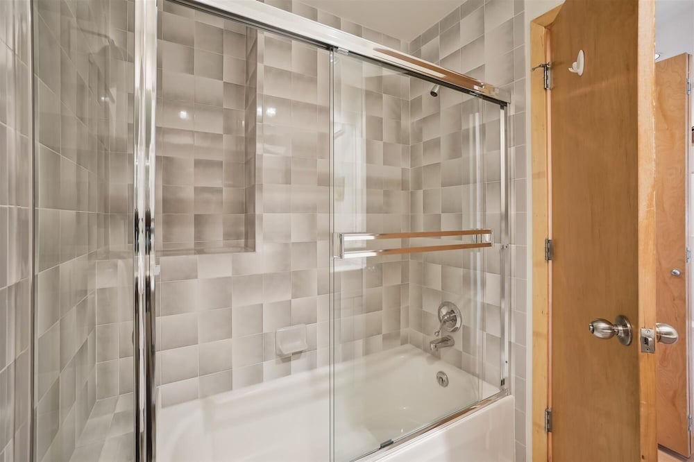 River Glen 107c 2 Bedroom Condo