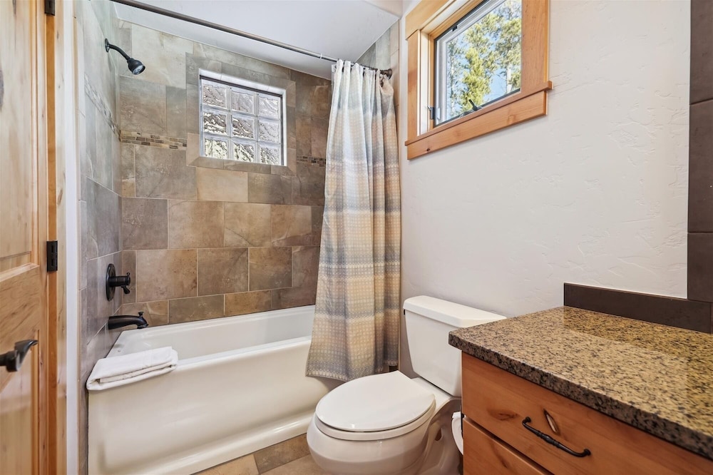 Lone Hand Lodge 4 Bedroom Home by RedAwning