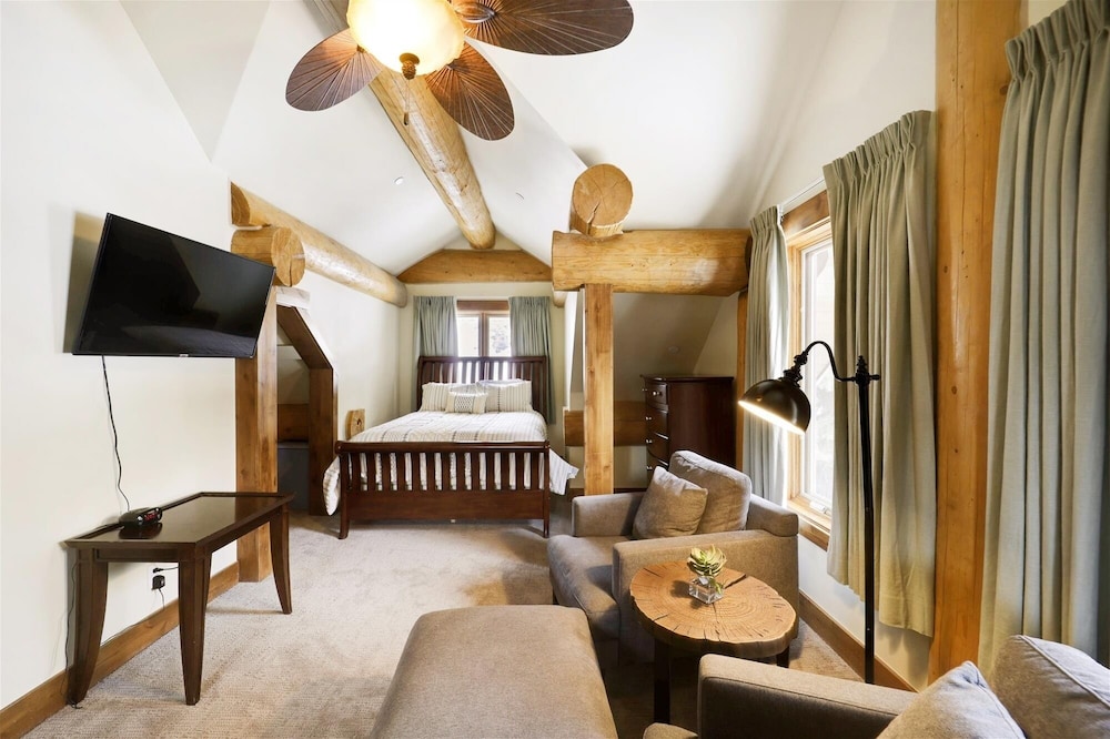 Goldenview Lodge 5 Bedroom Home by RedAwning