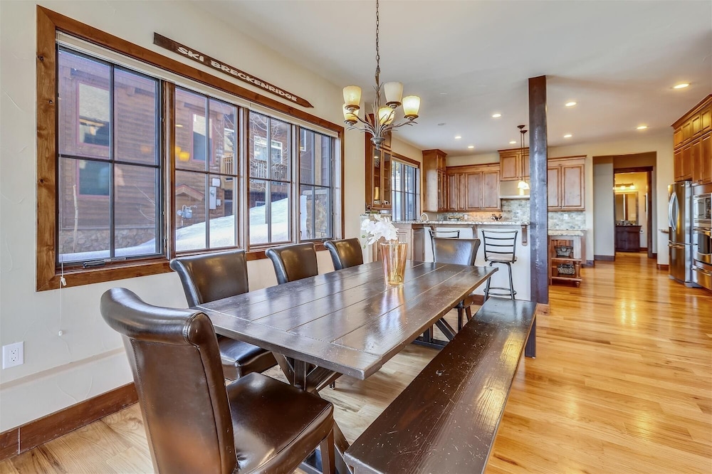 Baldy Mountain Overlook 4 Bedroom Townhouse by RedAwning