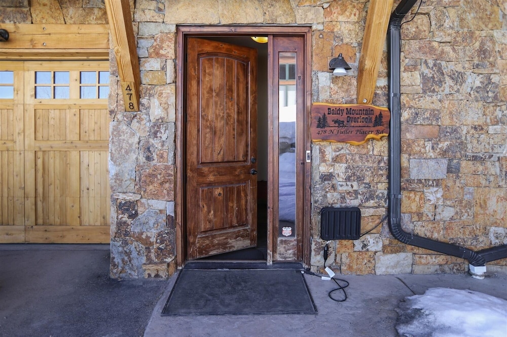 Baldy Mountain Overlook 4 Bedroom Townhouse by RedAwning