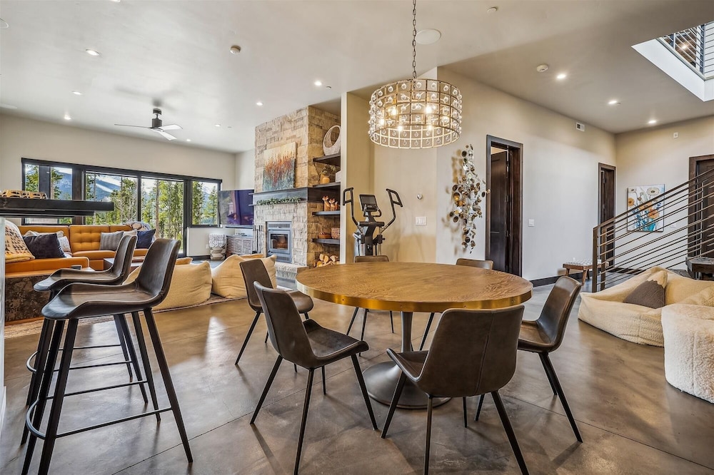 The Crowne Summit 6 Bedroom Home