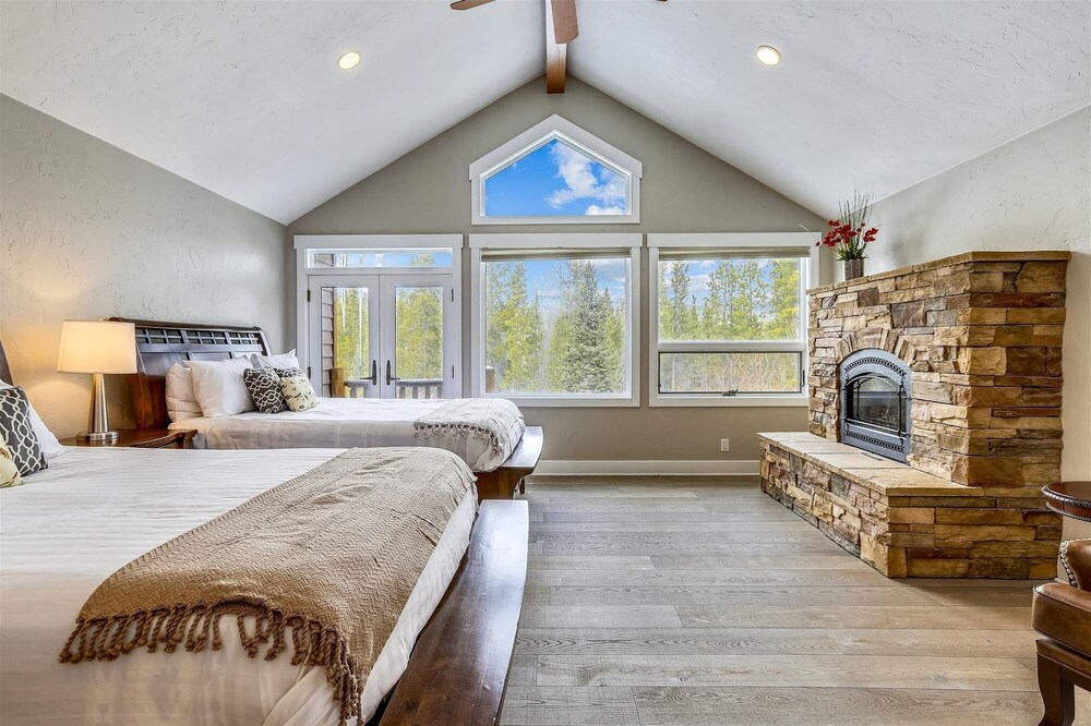 On The Rocks 4 Bedroom Home by RedAwning
