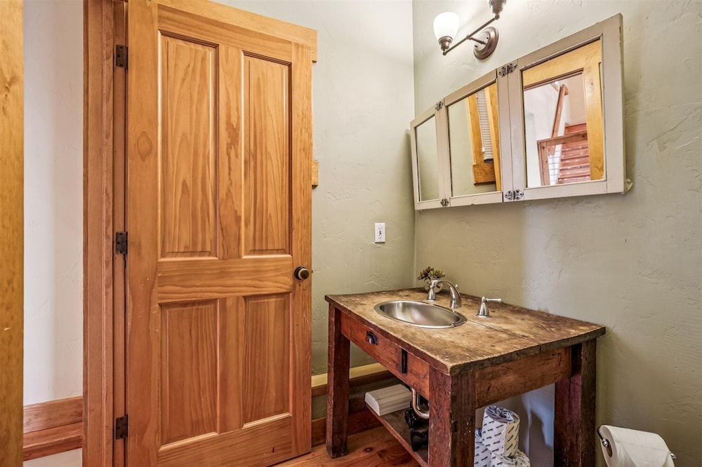 Little Bear Lodge 4 Bedroom Home