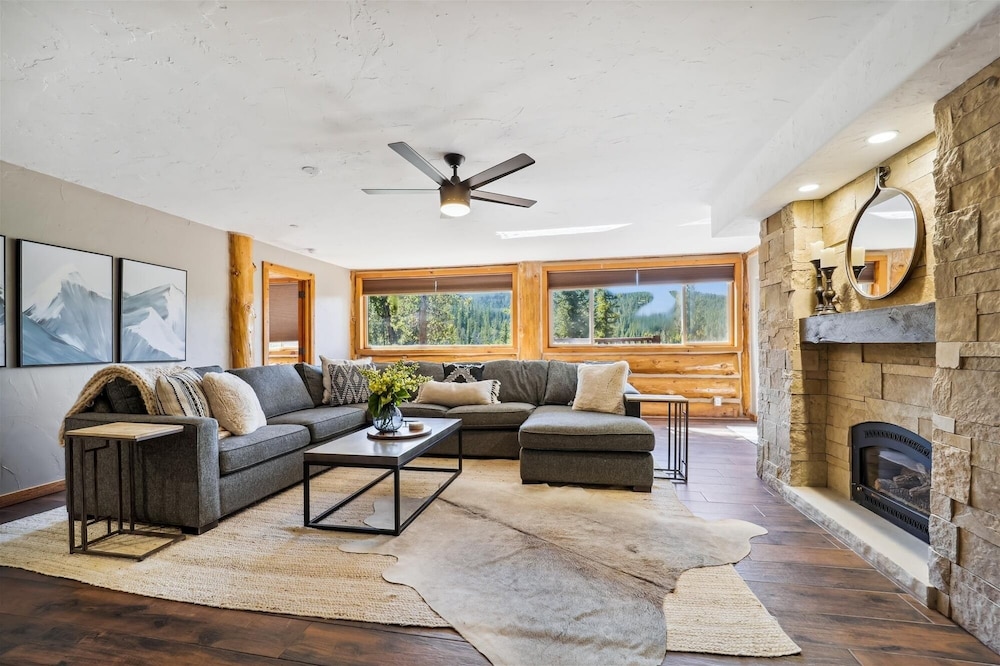 Modern Log Cabin 5 Bedroom Home by RedAwning