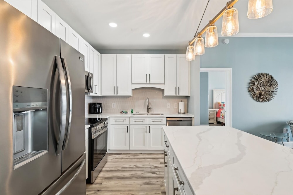 Laketown Wharf 2123 3 Bedroom Condo