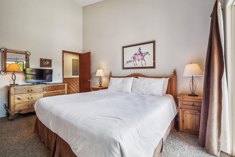 Pine Ridge 11e 2 Bedroom Condo