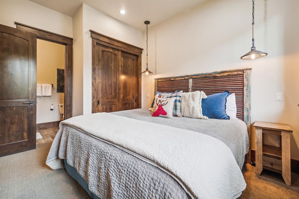 Highwoods At Shock Hill 4 Bedroom Townhouse by RedAwning