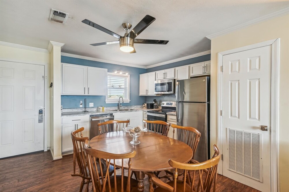 Hermitage 309 2 Bedroom Condo by RedAwning view 4