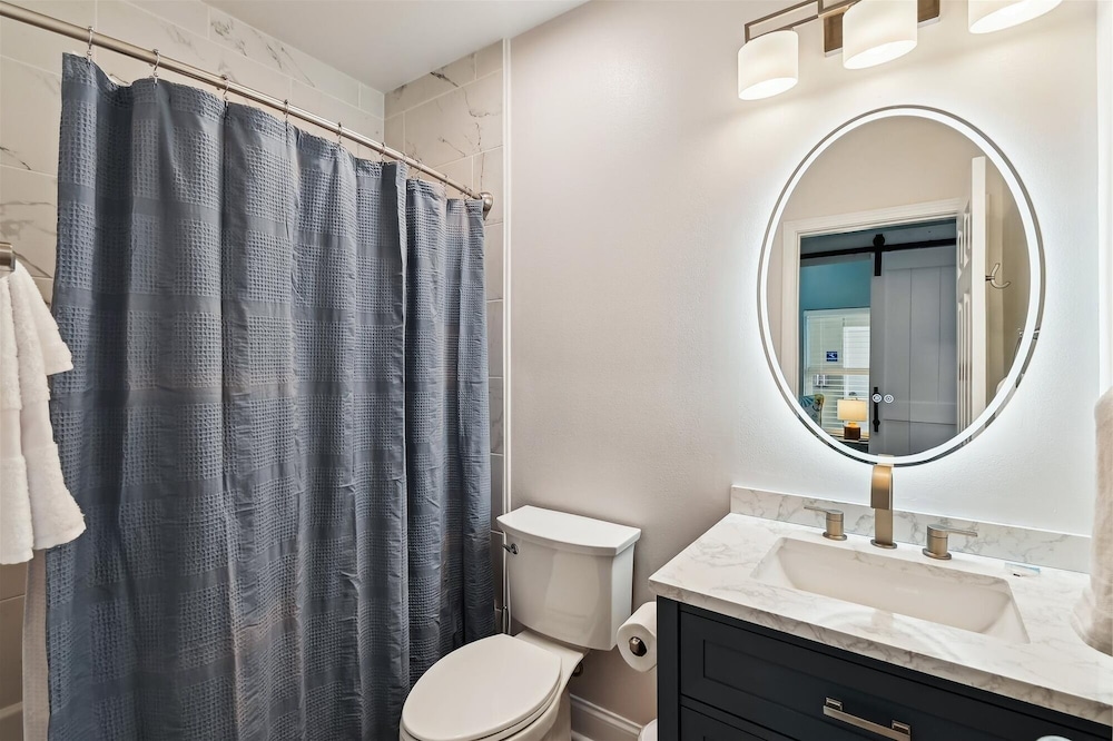 Laketown Wharf 2123 3 Bedroom Condo