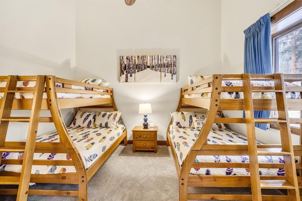 Goldenview Lodge 5 Bedroom Home by RedAwning