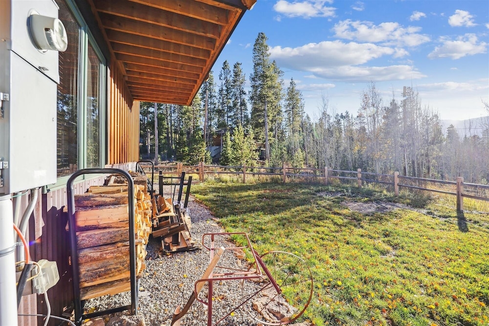 Silver Circle Lodge 4 Bedroom Home by RedAwning