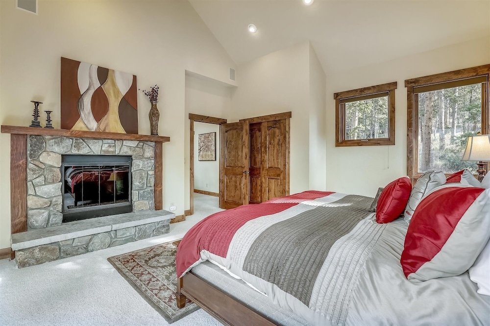 Highlands Getaway 4 Bedroom Home by RedAwning view 3