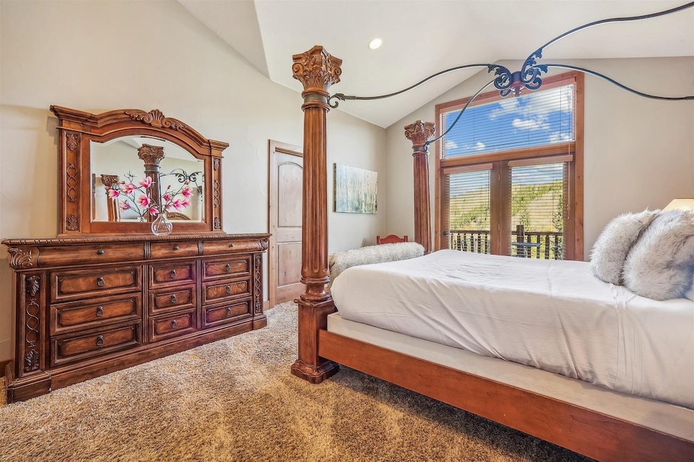 High Point Lodge 5 Bedroom Home by RedAwning