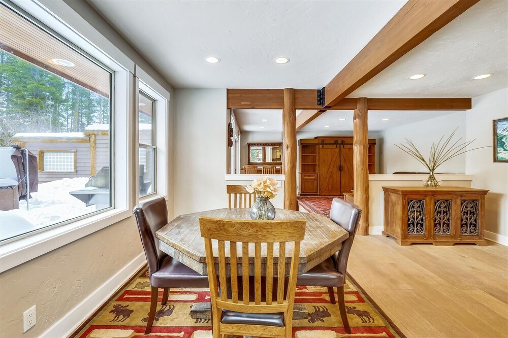 On The Rocks 4 Bedroom Home by RedAwning