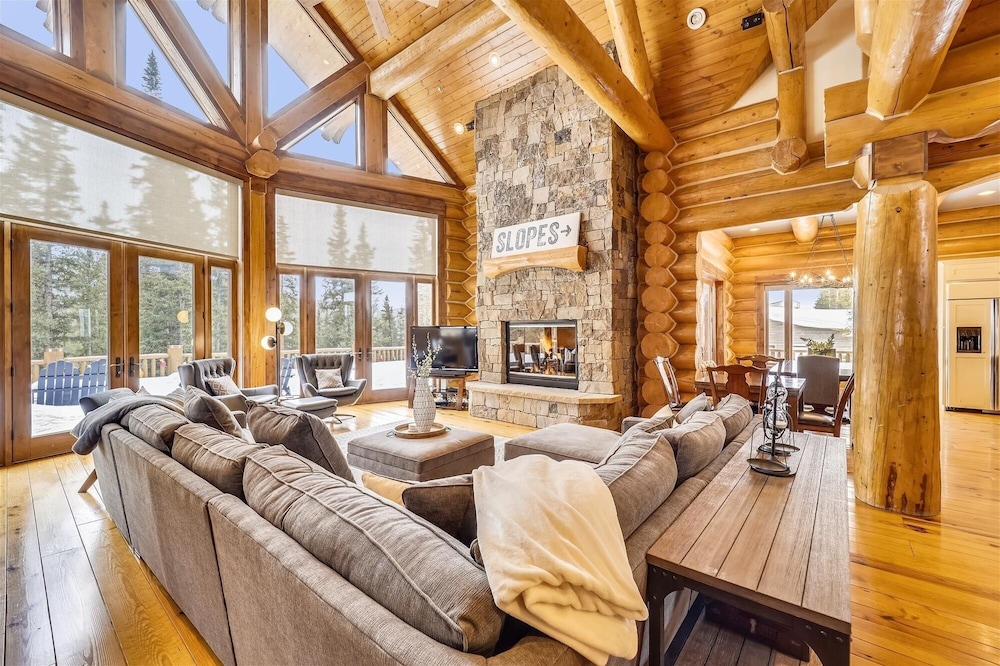 Goldenview Lodge 5 Bedroom Home by RedAwning