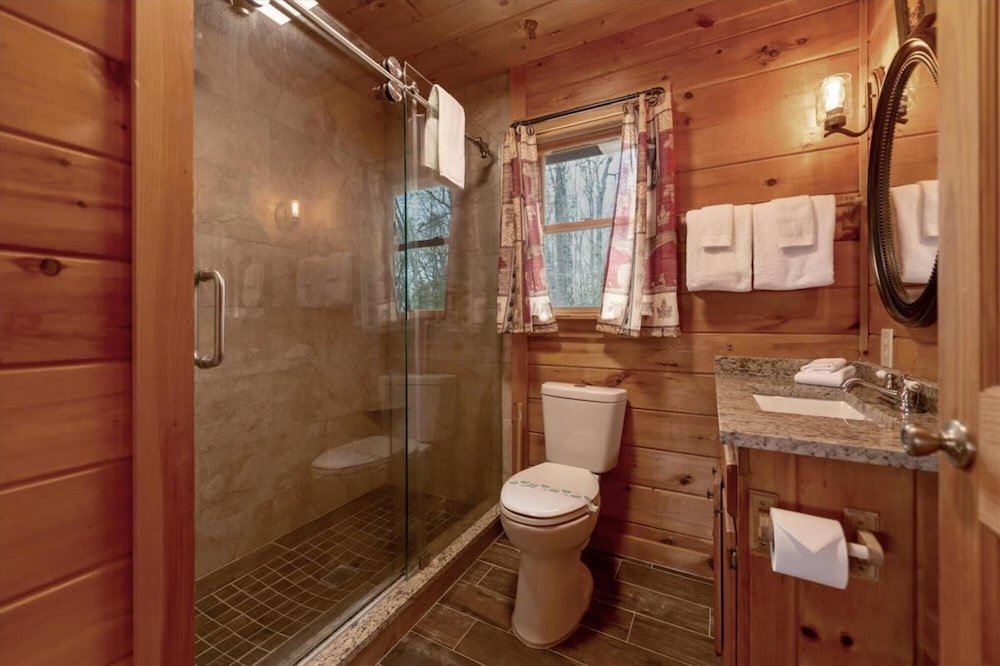 Overlook Retreat Cabin - Charming Cabin Mountain Views With Foosball Firepit view 2