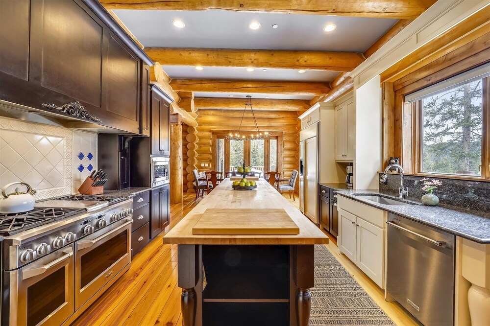 Goldenview Lodge 5 Bedroom Home by RedAwning