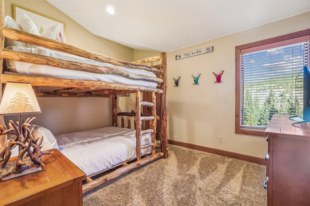 High Point Lodge 5 Bedroom Home by RedAwning