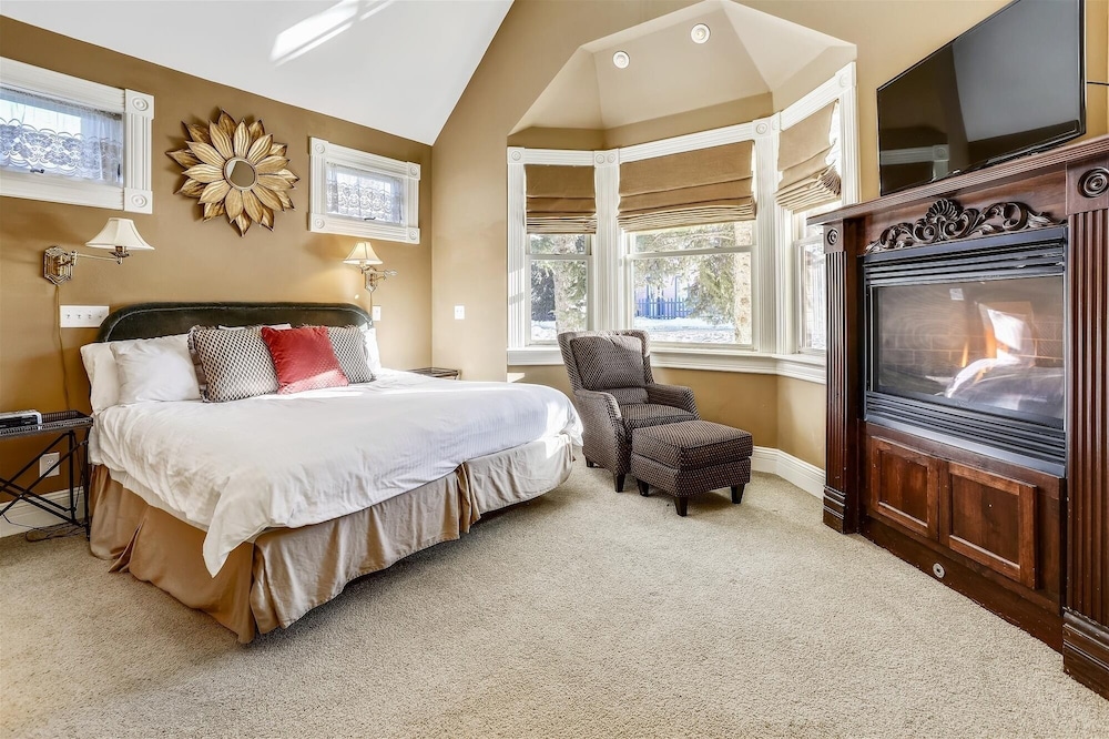 Ridge Street Lookout 4 Bedroom Home by RedAwning