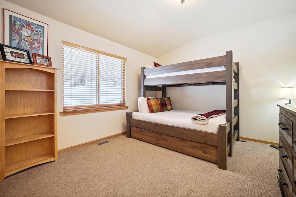 Timber Heights Lodge 3 Bedroom Home by RedAwning