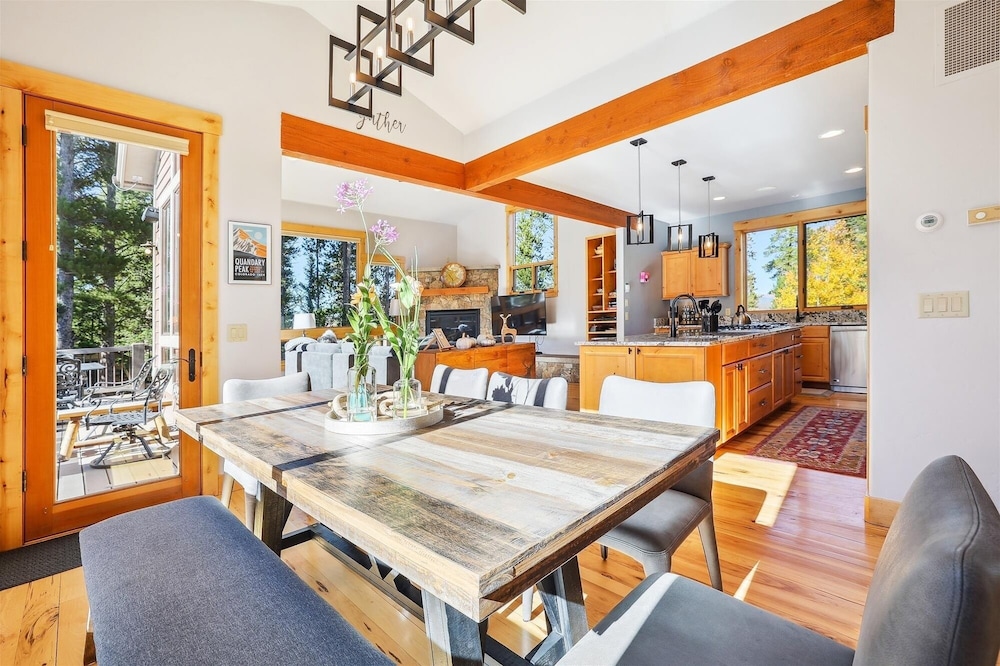Lone Hand Lodge 4 Bedroom Home by RedAwning