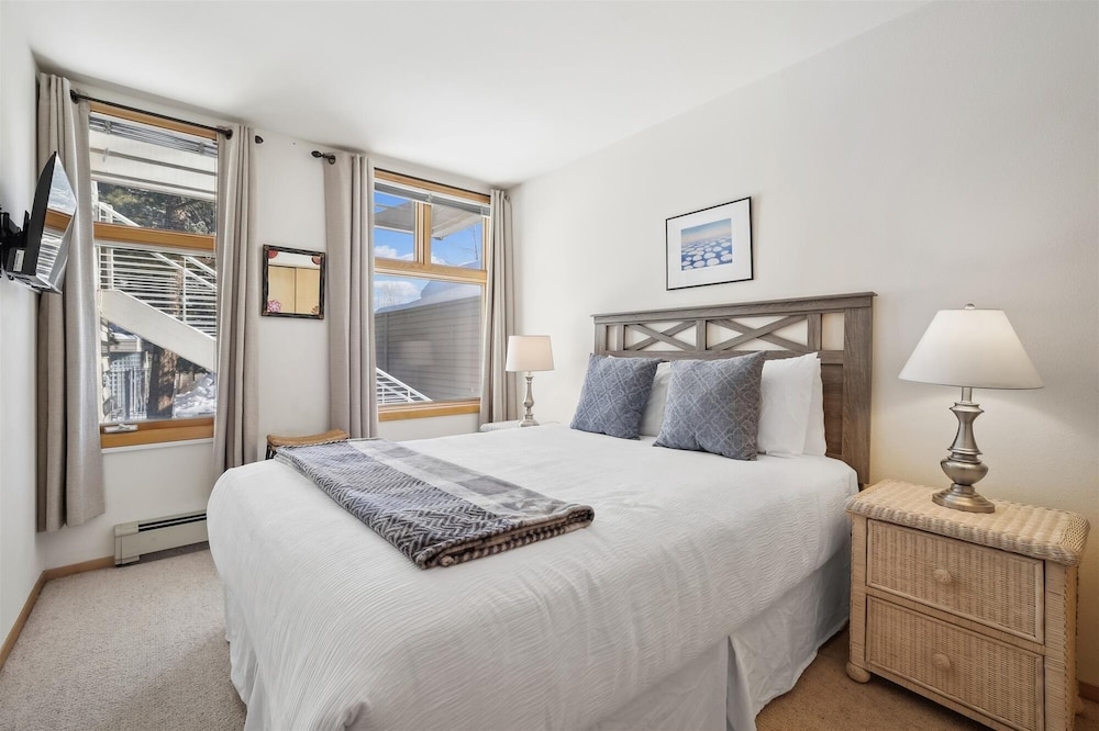 River Glen 107c 2 Bedroom Condo