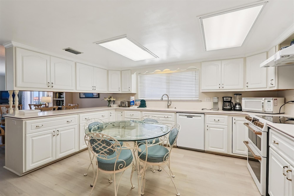 Oceanfront 3BR Condo: Gated, Breathtaking View