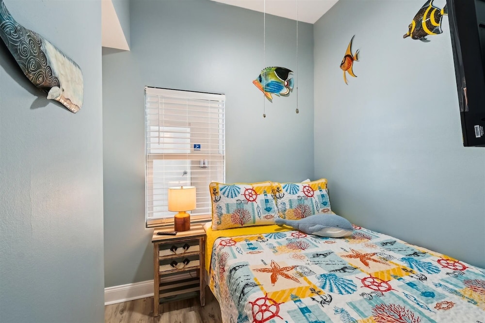 Laketown Wharf 2123 3 Bedroom Condo