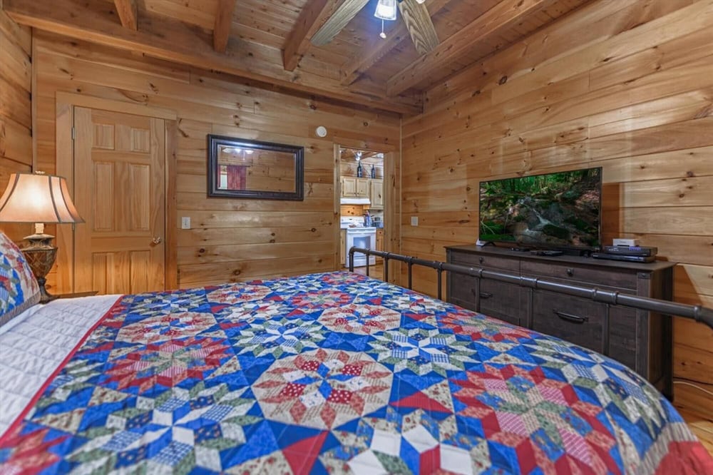 Alessandras - Beautiful Rustic-chic Riverfront Cabin Fireplace pet Friendly view 5