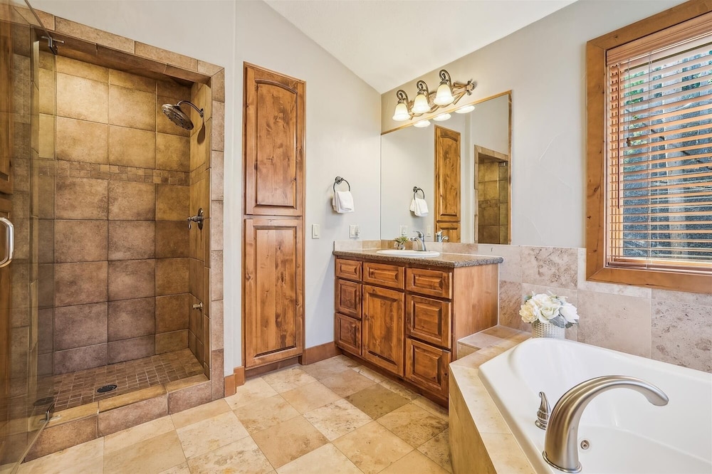 High Point Lodge 5 Bedroom Home by RedAwning