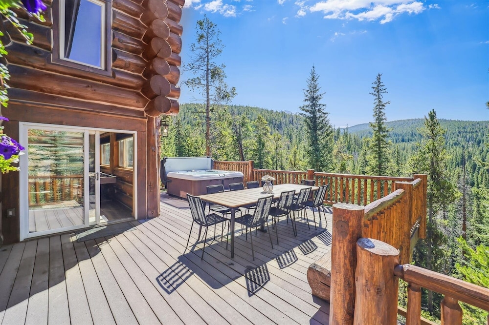 Modern Log Cabin 5 Bedroom Home by RedAwning