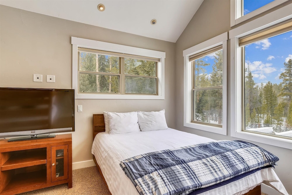 On The Rocks 4 Bedroom Home by RedAwning