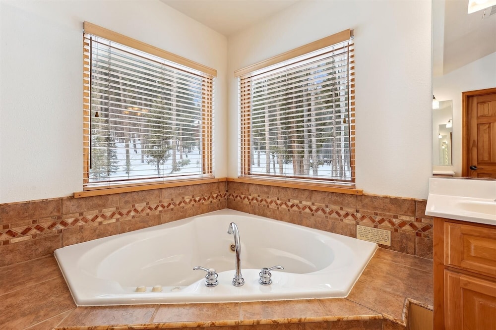 Timber Heights Lodge 3 Bedroom Home by RedAwning