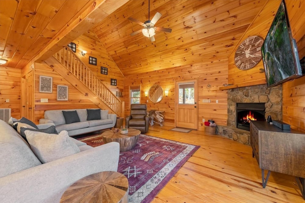 Hillside Retreat Cabin Inside Coosawattee Resort view 2