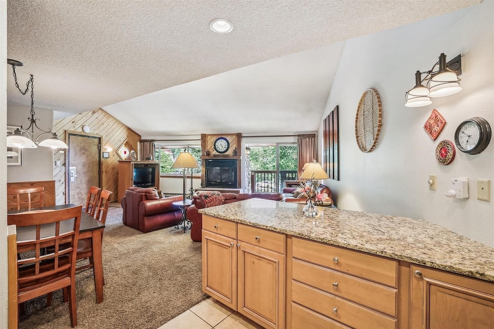 Pine Ridge 11e 2 Bedroom Condo