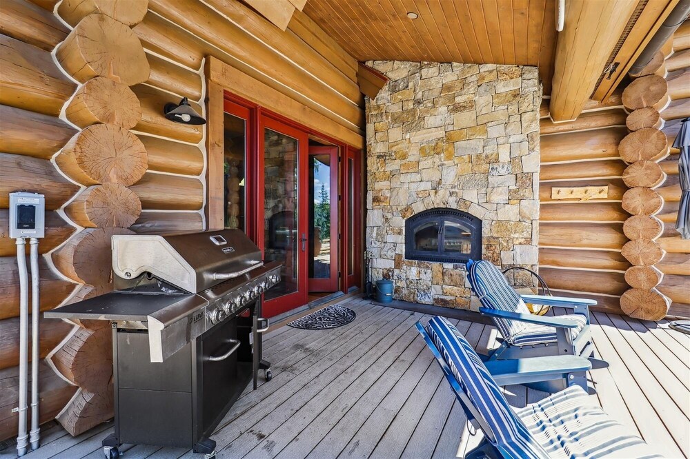 Goldenview Lodge 5 Bedroom Home by RedAwning