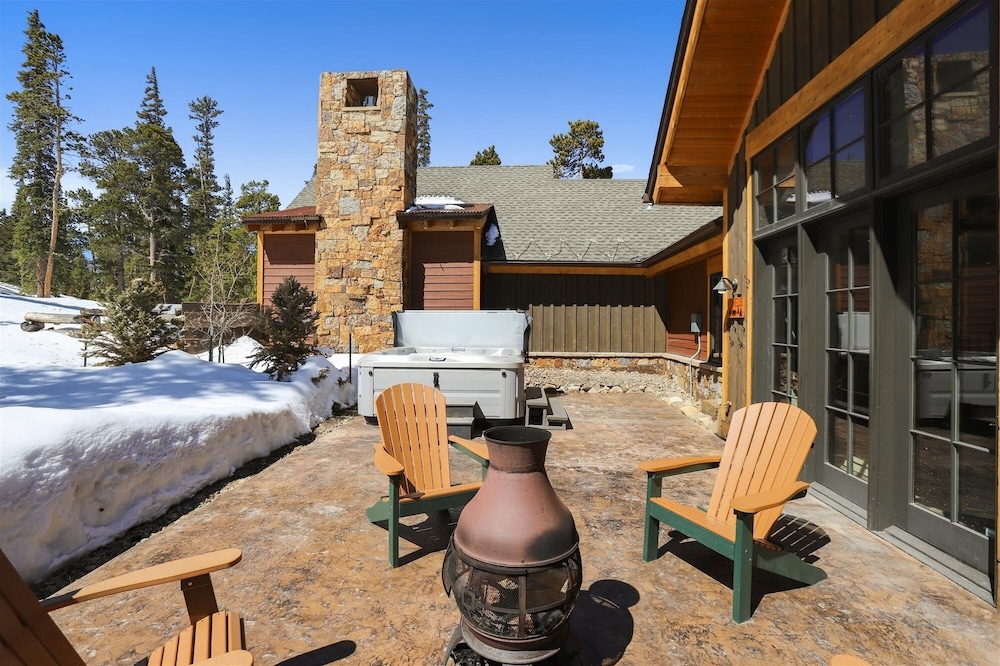 Baldy Mountain Overlook 4 Bedroom Townhouse by RedAwning