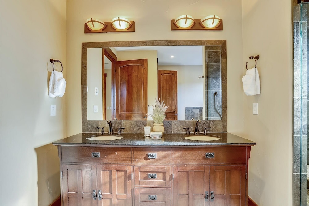 Baldy Mountain Overlook 4 Bedroom Townhouse by RedAwning