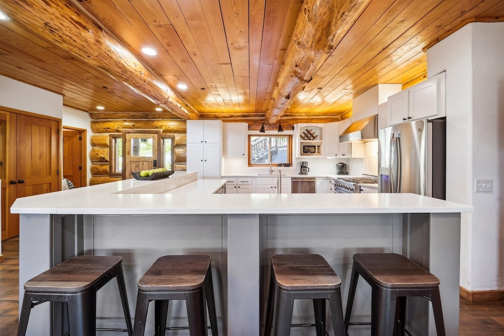 Modern Log Cabin 5 Bedroom Home by RedAwning