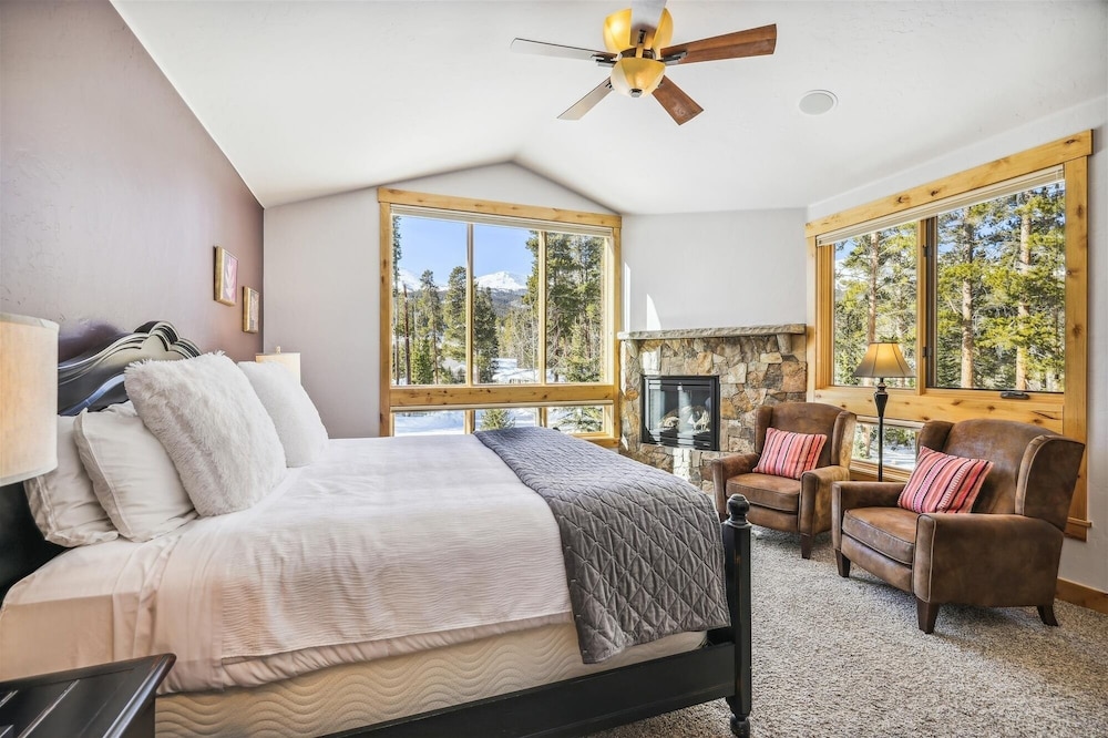Lone Hand Lodge 4 Bedroom Home by RedAwning
