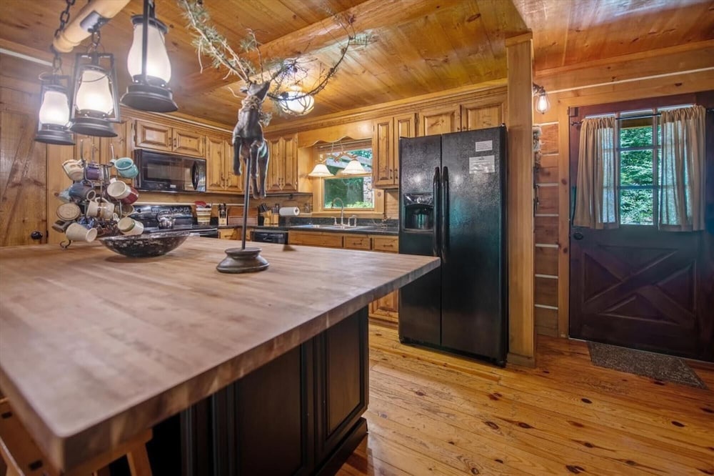 Drifting Feather-waterfront Cabin Nestled in a Secret Garden view 2
