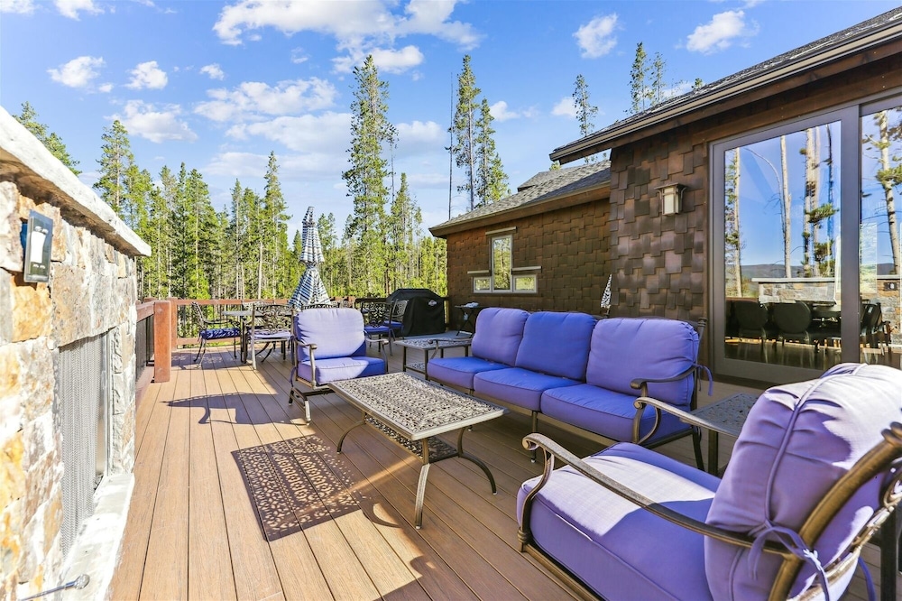 Highlands Hideaway 5 Bedroom Home by RedAwning