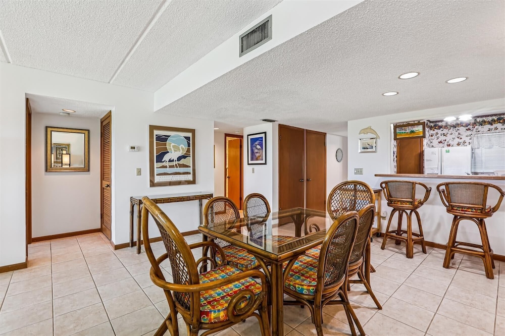 Oceanfront Luxury: 2BR Condo + Pool in St.aug